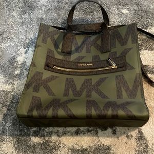 ael Kors
Crossbody Kenly Large Ns Graphic Logo Mk brown n green